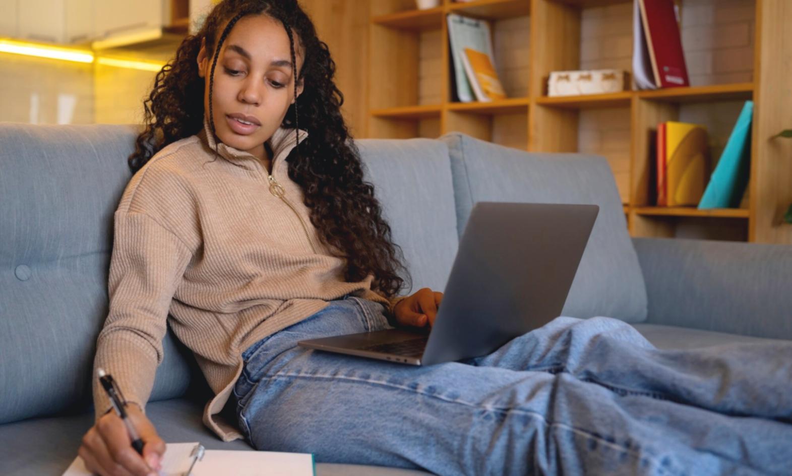 Estudiante trabajando en configuración de automatización financiera